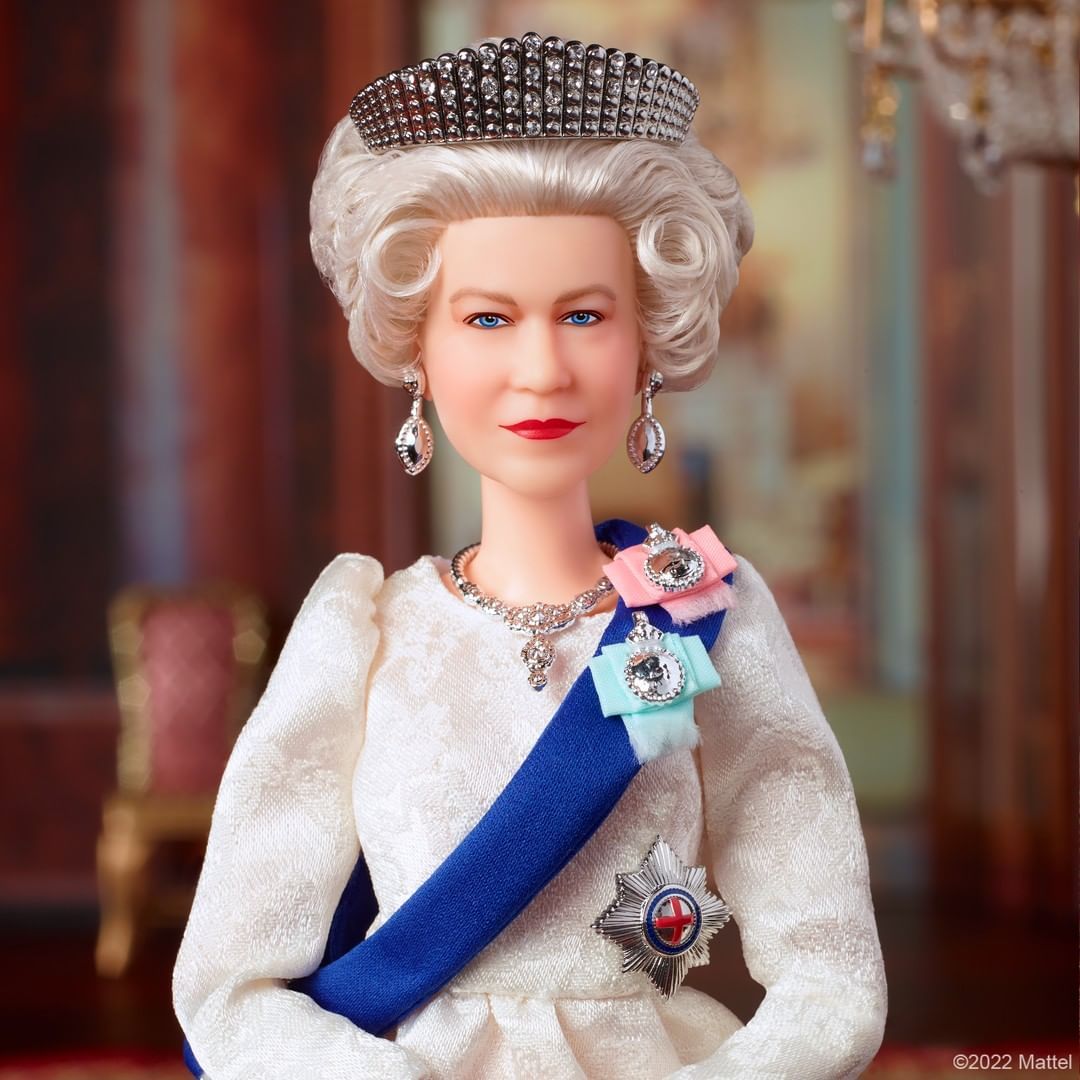 70 yıldır tahtta olan Kraliçe II. Elizabeth'in Barbie bebeği üretildi 7