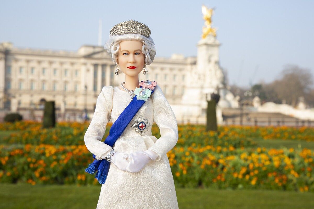 70 yıldır tahtta olan Kraliçe II. Elizabeth'in Barbie bebeği üretildi 8