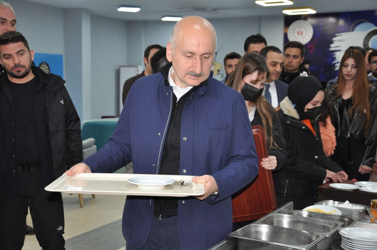 Bakan Karaismailoğlu, sahurda gençlerle buluştu 1