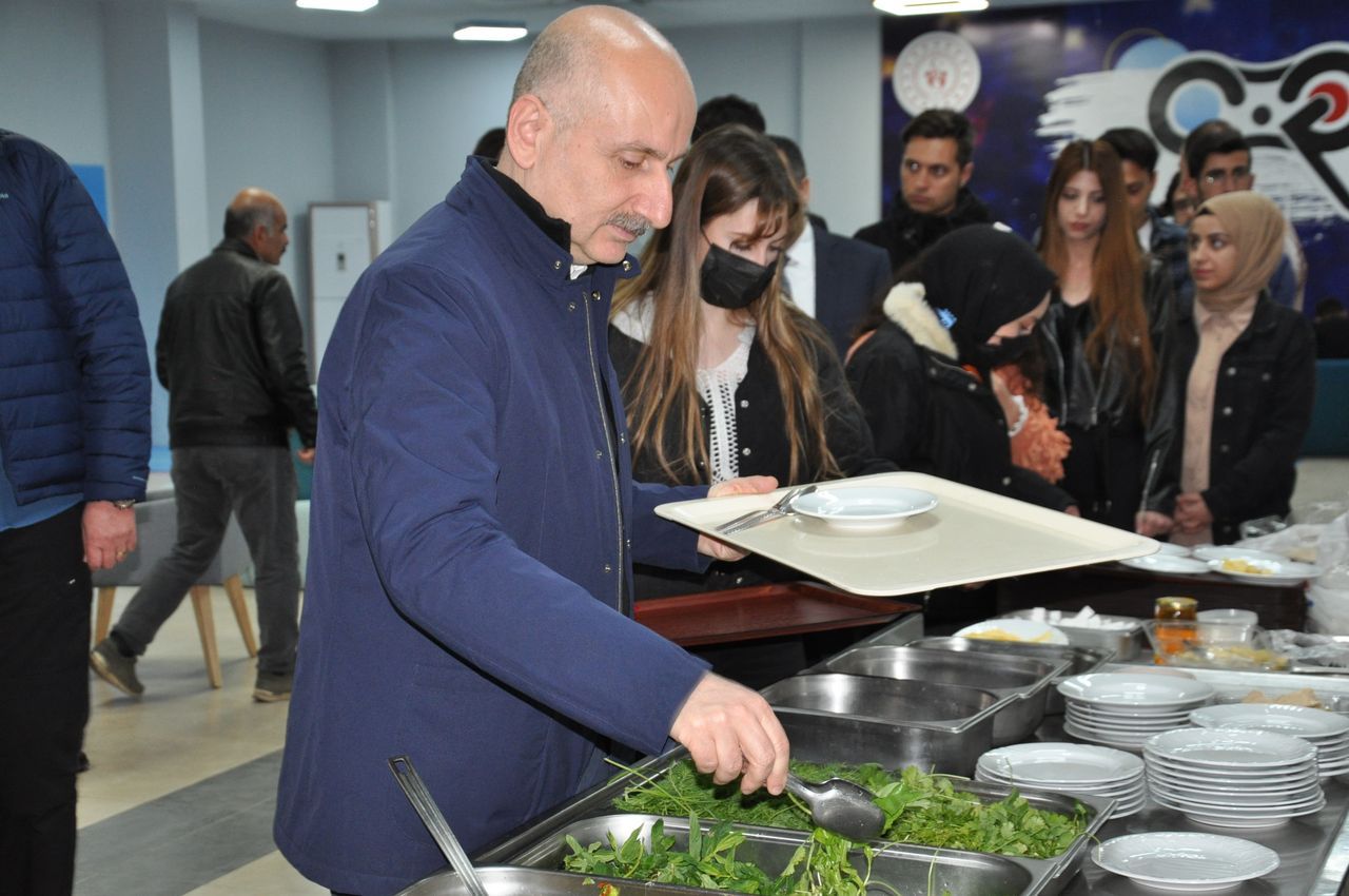 Bakan Karaismailoğlu, sahurda gençlerle buluştu 5