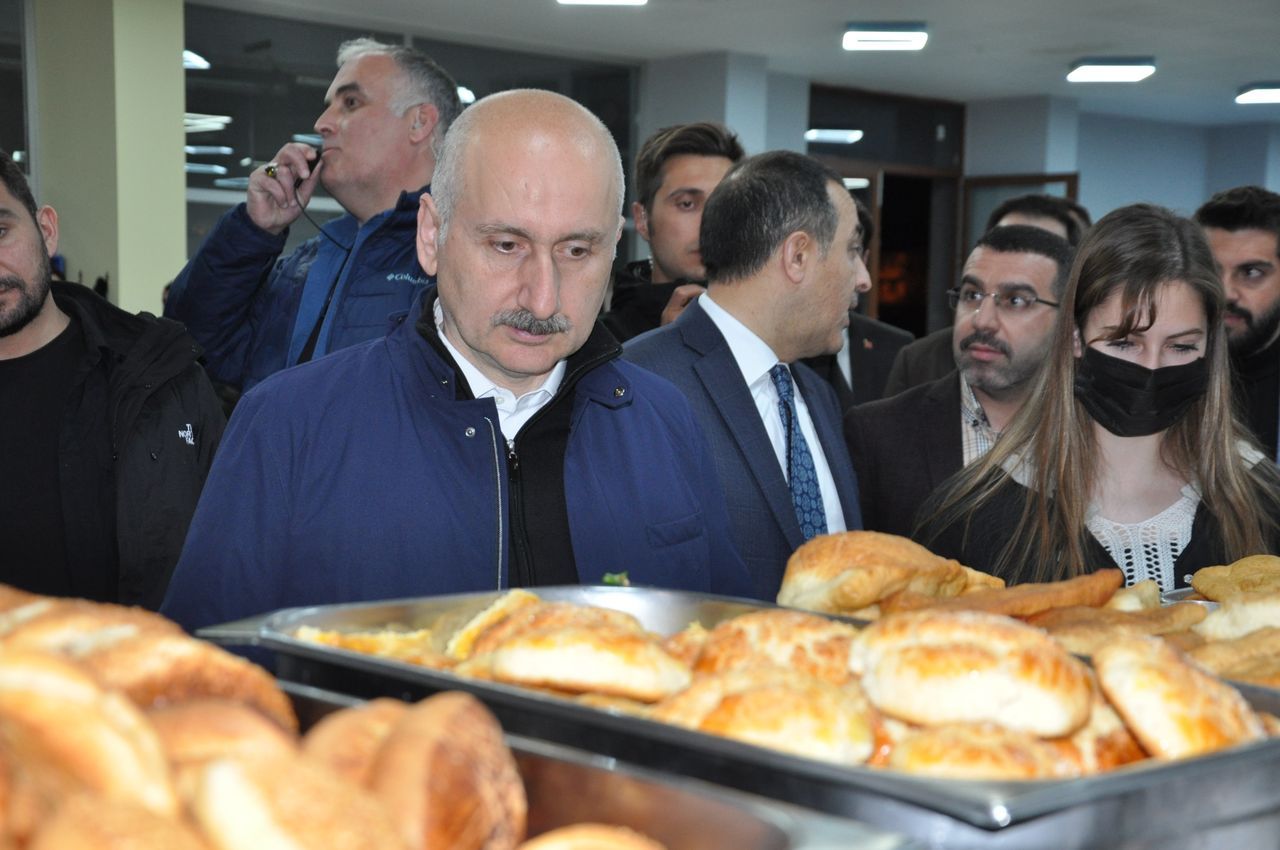 Bakan Karaismailoğlu, sahurda gençlerle buluştu 6