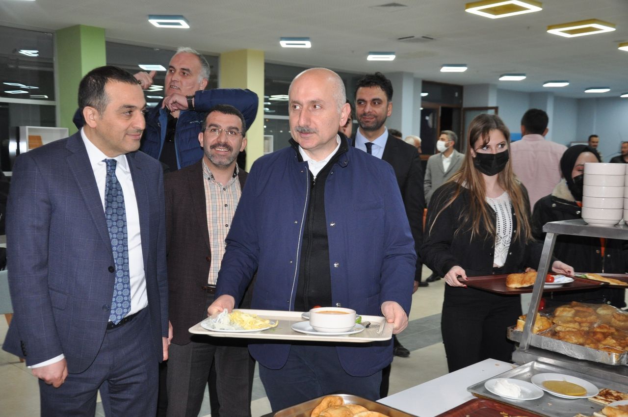 Bakan Karaismailoğlu, sahurda gençlerle buluştu 8
