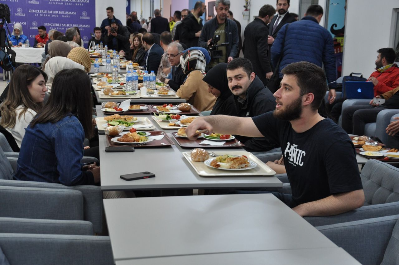 Bakan Karaismailoğlu, sahurda gençlerle buluştu 9