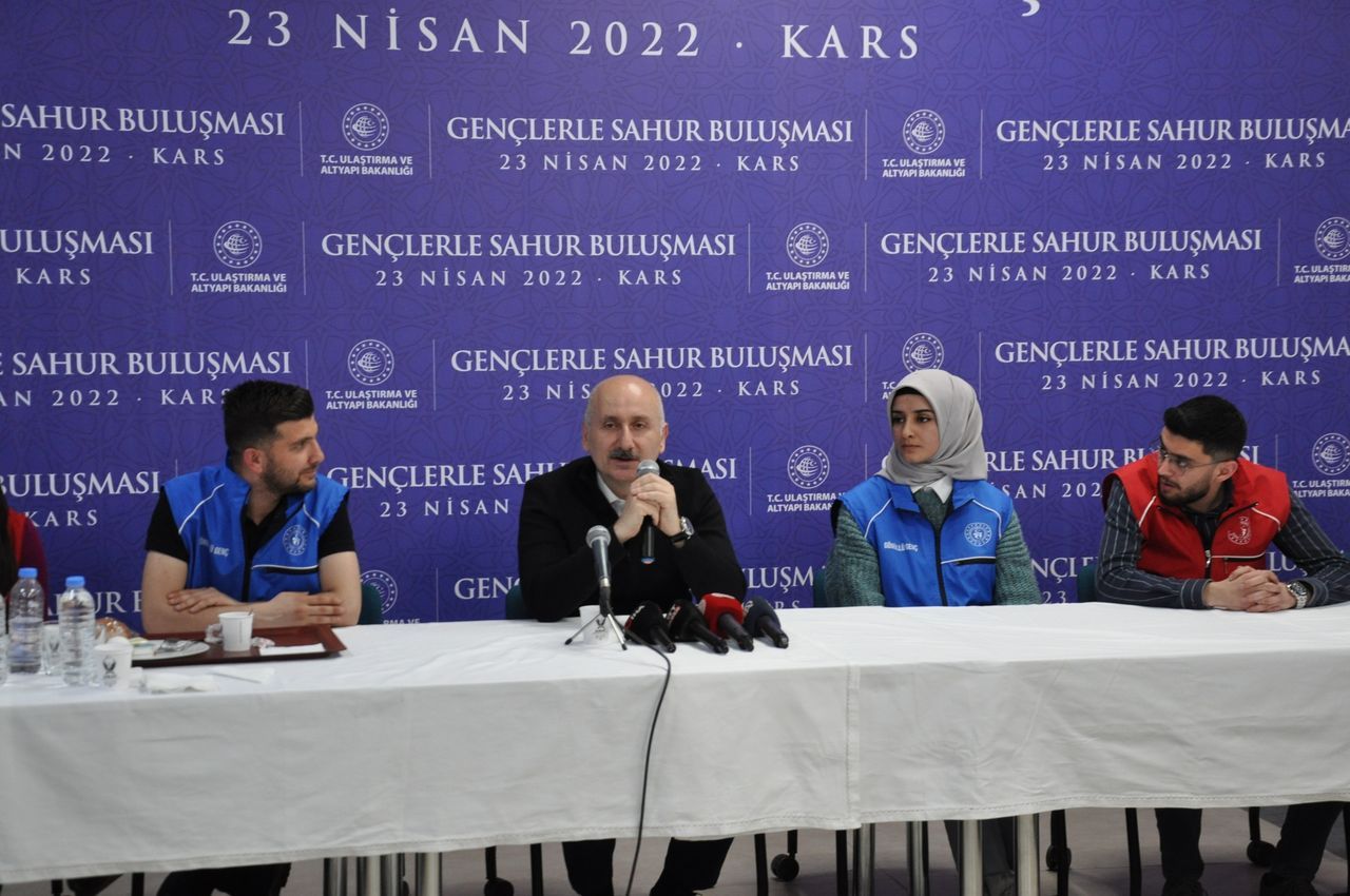 Bakan Karaismailoğlu, sahurda gençlerle buluştu 3