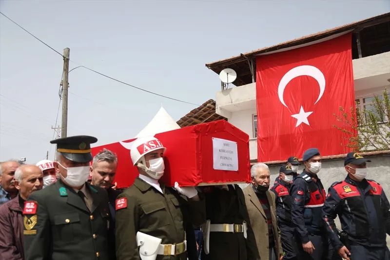 Türkiye şehitlerine ağlıyor: Pençe-Kilit şehitleri Kubilay Çon ve Furkan Gök son yolculuklarına uğurlandı... 3