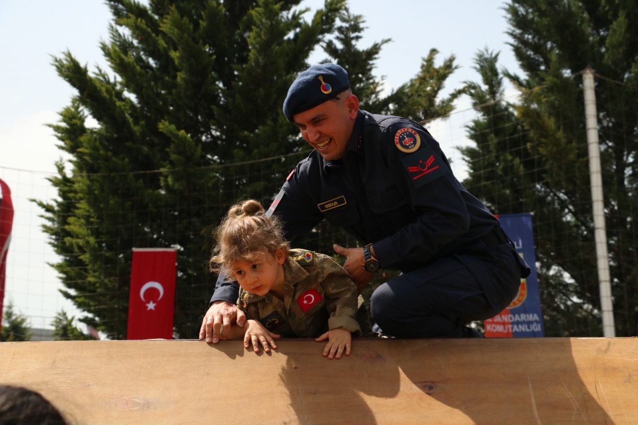 23 Nisan çocukları kendileri için hazırlanan komando parkurundan geçti 7
