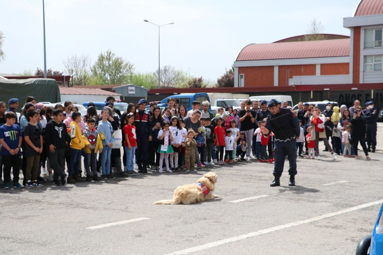 23 Nisan çocukları kendileri için hazırlanan komando parkurundan geçti 3