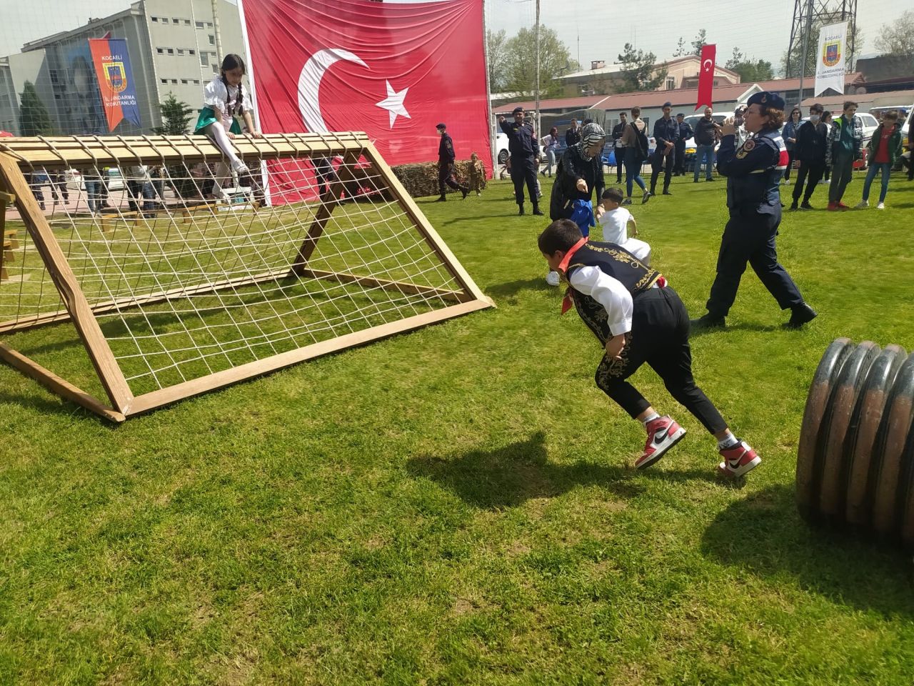 23 Nisan çocukları kendileri için hazırlanan komando parkurundan geçti 1