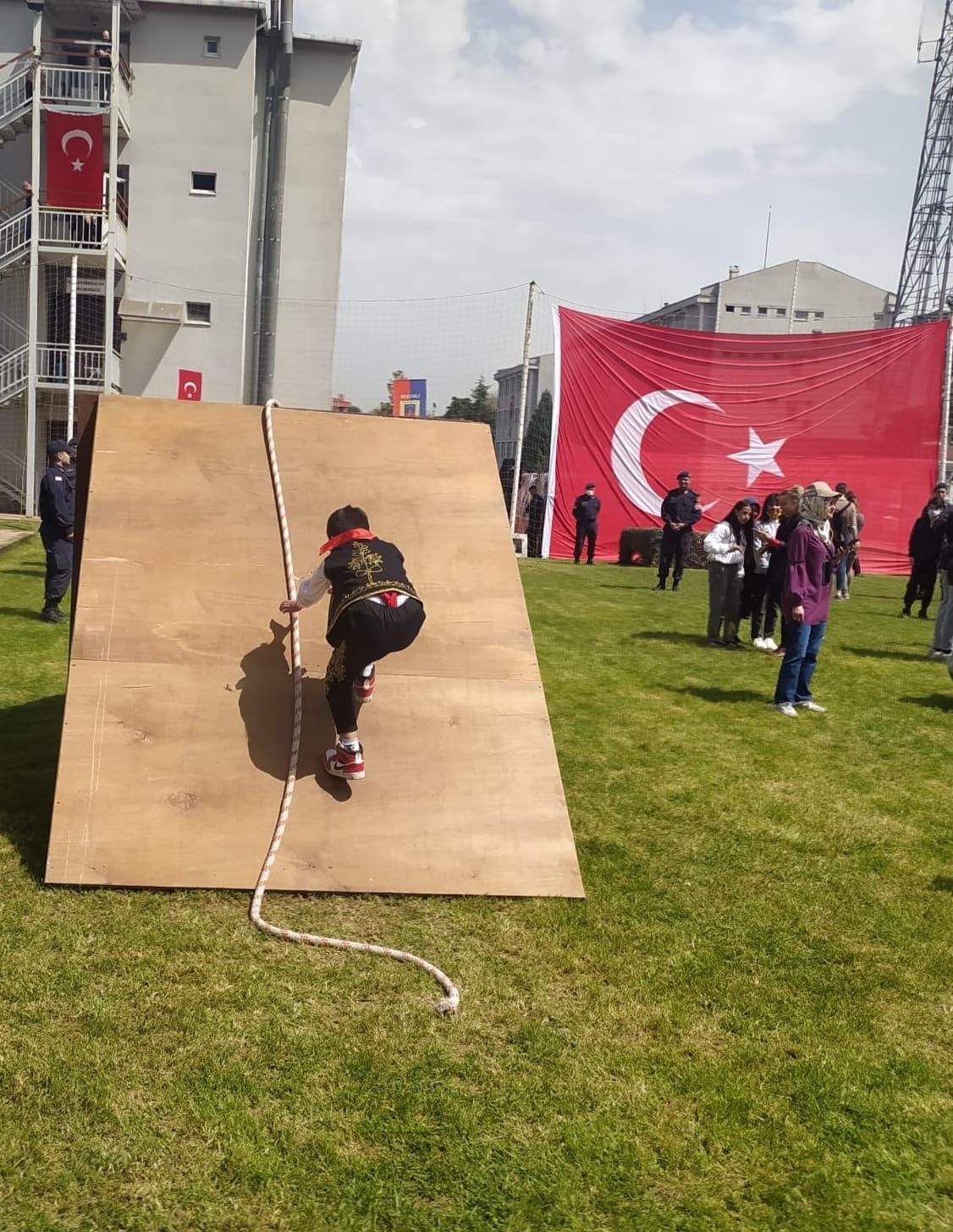 23 Nisan çocukları kendileri için hazırlanan komando parkurundan geçti 5