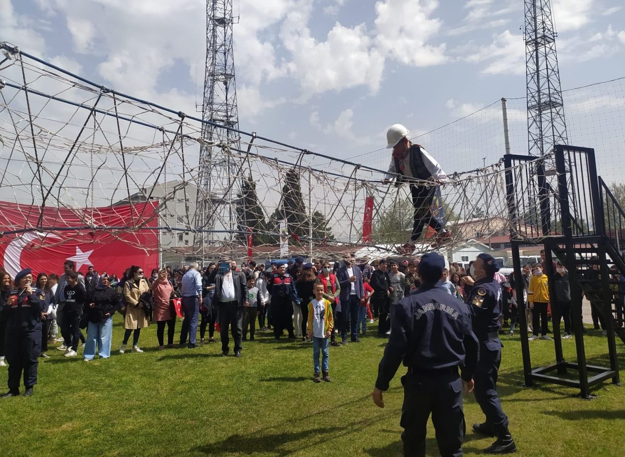 23 Nisan çocukları kendileri için hazırlanan komando parkurundan geçti 4
