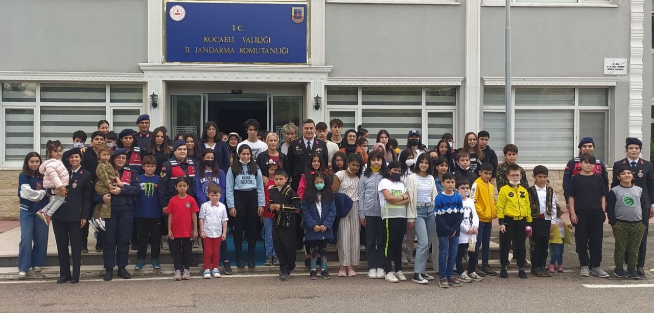 23 Nisan çocukları kendileri için hazırlanan komando parkurundan geçti 6