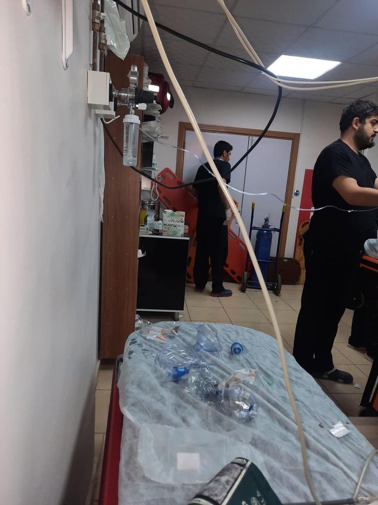 Ölen hastanın yakınları silahla saldırdı, sağlık çalışanları sedye ile barikat kurdu 1