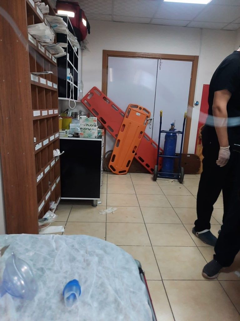 Ölen hastanın yakınları silahla saldırdı, sağlık çalışanları sedye ile barikat kurdu 2
