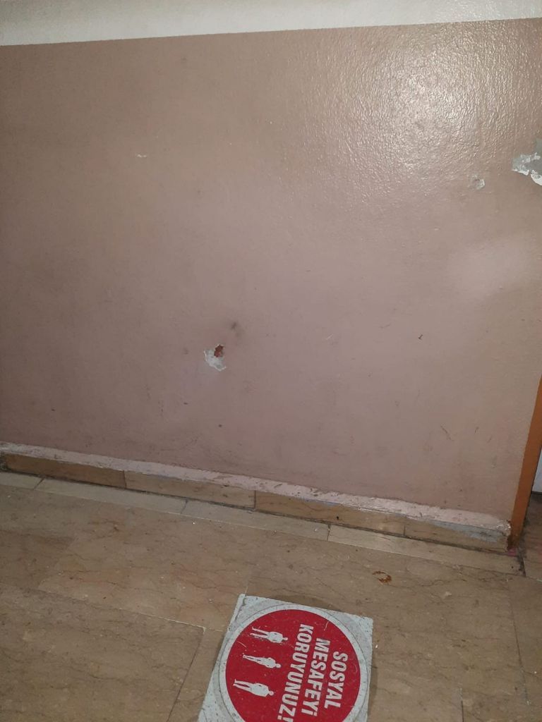 Ölen hastanın yakınları silahla saldırdı, sağlık çalışanları sedye ile barikat kurdu 3