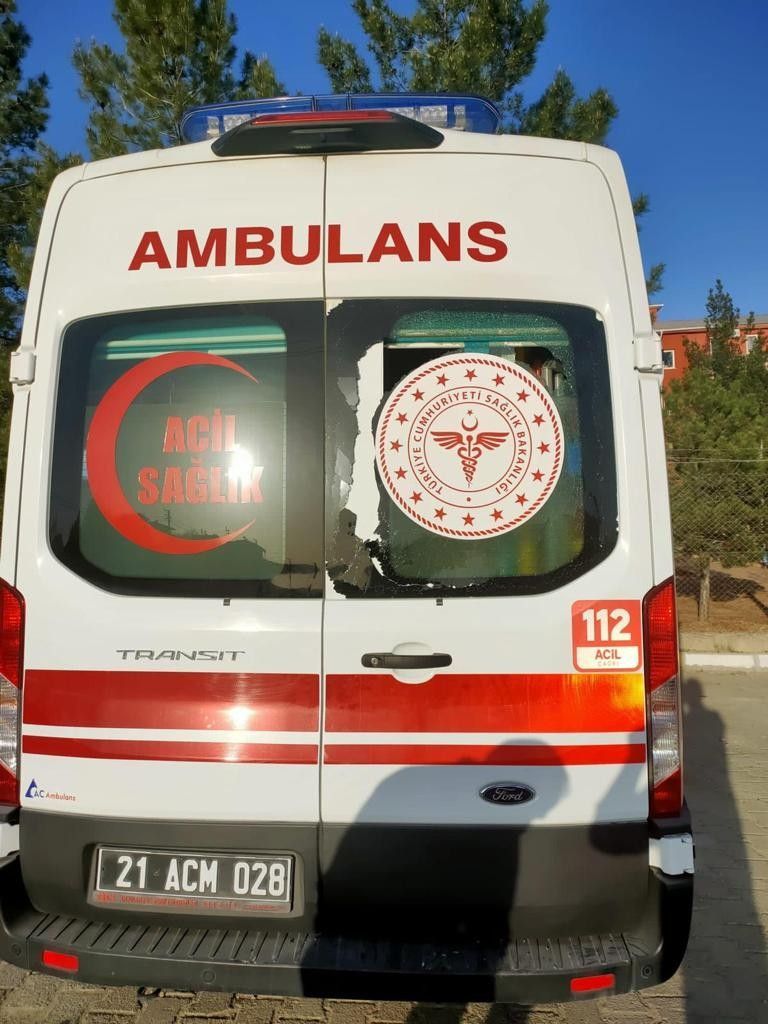 Ölen hastanın yakınları silahla saldırdı, sağlık çalışanları sedye ile barikat kurdu 5