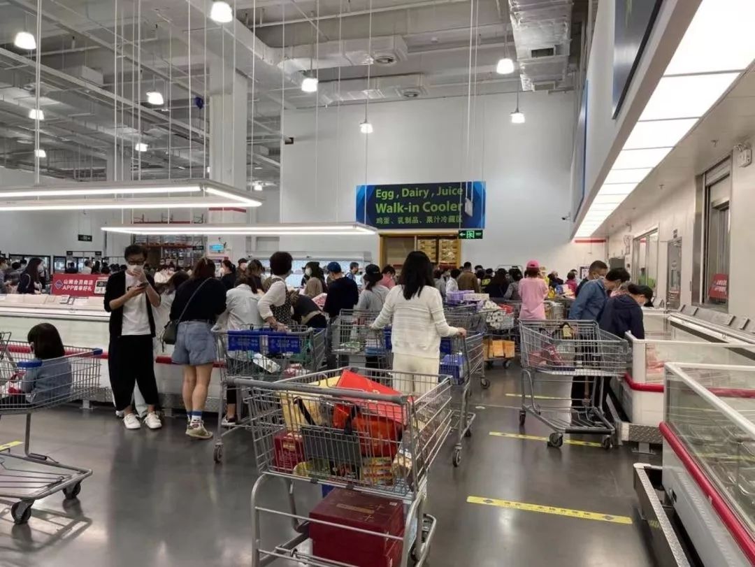 Çin'de karantina iddiaları sonrası halk marketlere akın etti: Raflar boş kaldı! 4