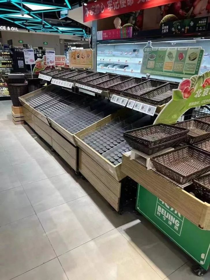 Çin'de karantina iddiaları sonrası halk marketlere akın etti: Raflar boş kaldı! 3