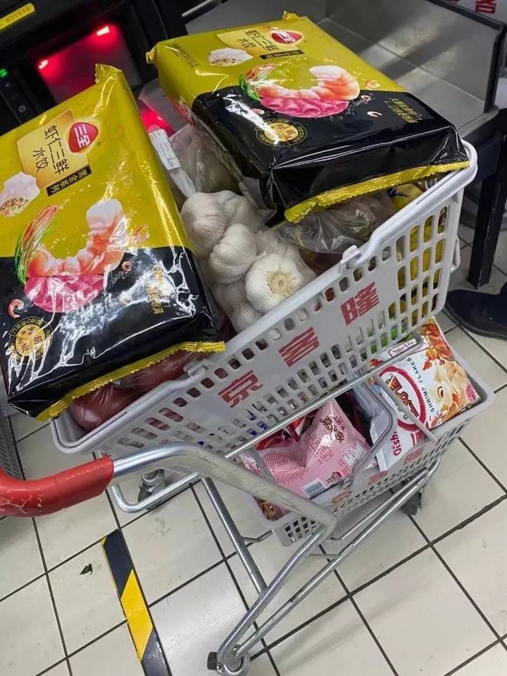 Çin'de karantina iddiaları sonrası halk marketlere akın etti: Raflar boş kaldı! 7
