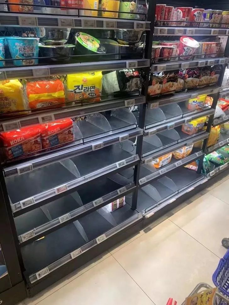 Çin'de karantina iddiaları sonrası halk marketlere akın etti: Raflar boş kaldı! 6