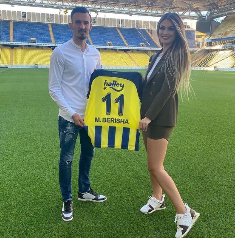 Fenerbahçe'nin Golcüsü Eşini Takipten Çıktı, Tüm Fotoğrafları Sildi! 7