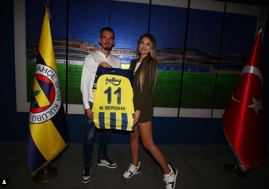 Fenerbahçe'nin Golcüsü Eşini Takipten Çıktı, Tüm Fotoğrafları Sildi! 9