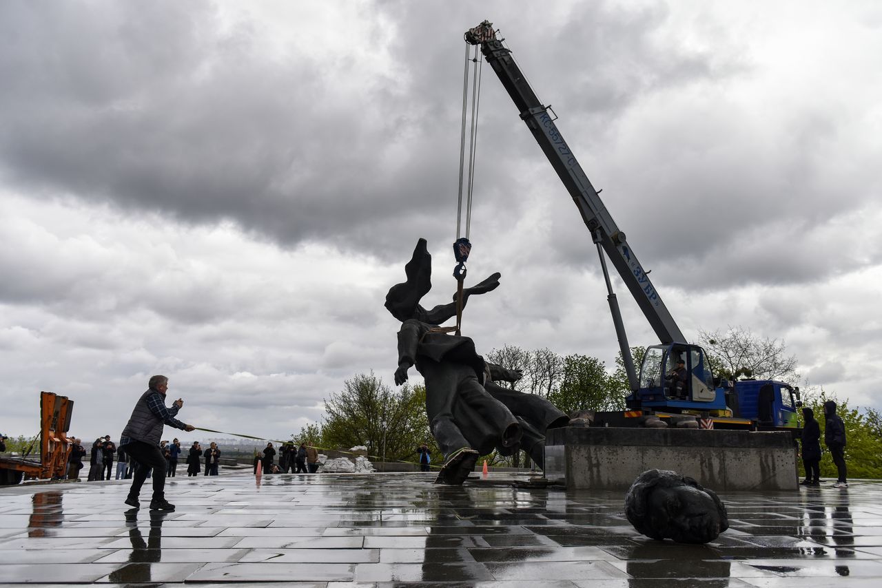 Savaşın 62. gününde Kiev’deki Rusya-Ukrayna Dostluk Anıtı yıkıldı 7
