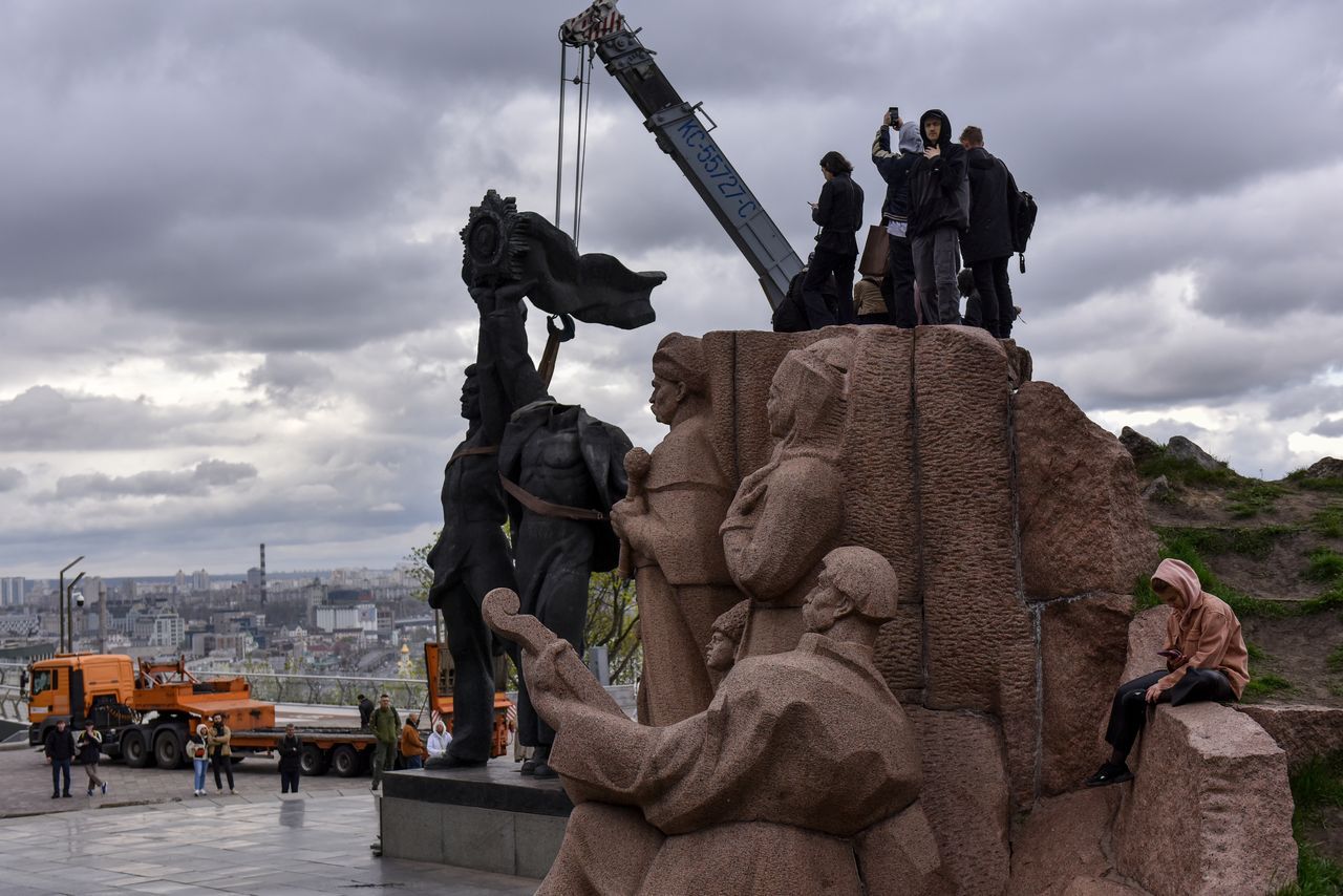 Savaşın 62. gününde Kiev’deki Rusya-Ukrayna Dostluk Anıtı yıkıldı 8