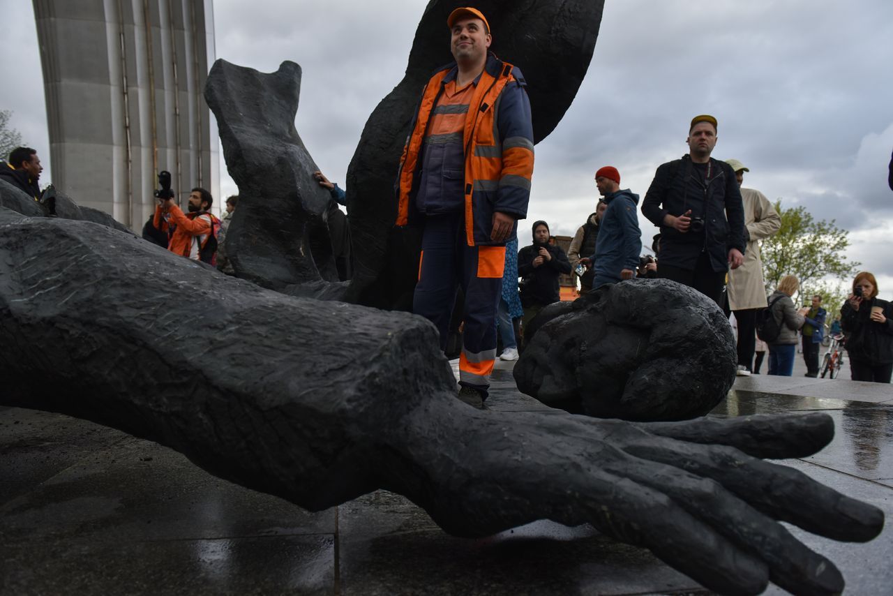 Savaşın 62. gününde Kiev’deki Rusya-Ukrayna Dostluk Anıtı yıkıldı 9