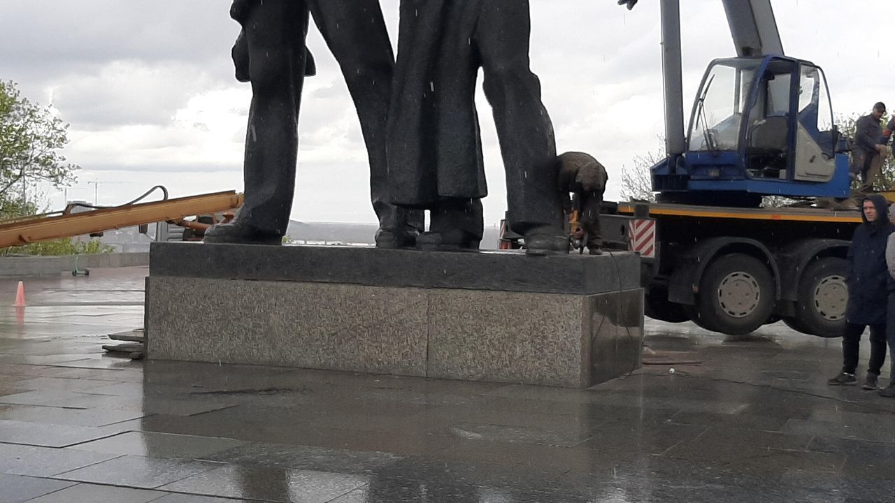 Savaşın 62. gününde Kiev’deki Rusya-Ukrayna Dostluk Anıtı yıkıldı 14