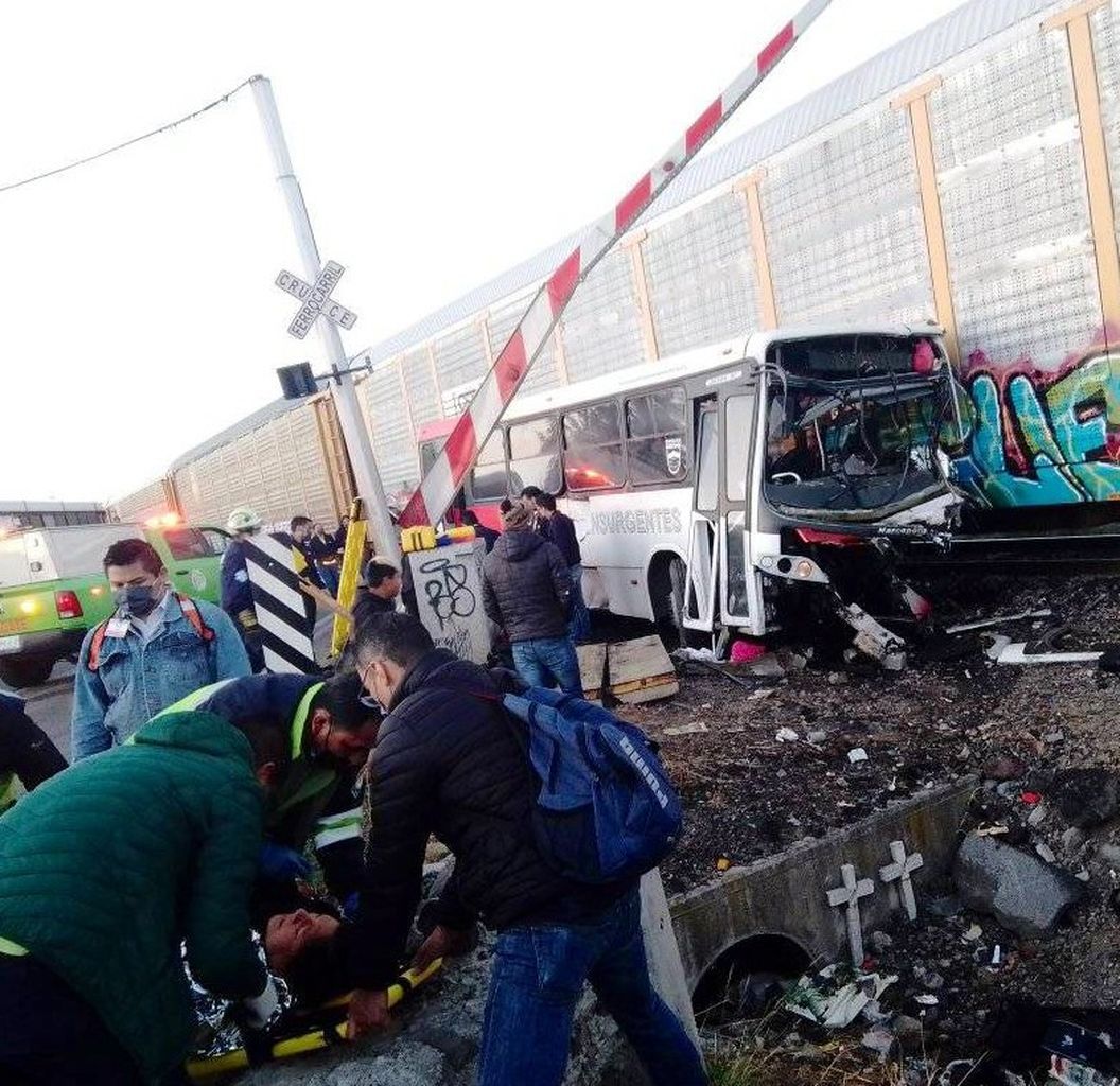 Tren, yolcu otobüsüne çarptı! 1 ölü, çok sayıda yaralı var 1