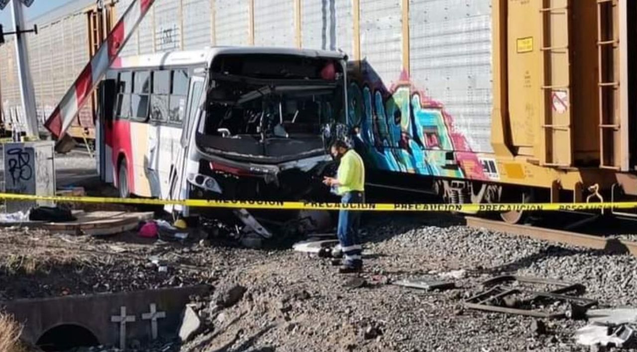Tren, yolcu otobüsüne çarptı! 1 ölü, çok sayıda yaralı var 2