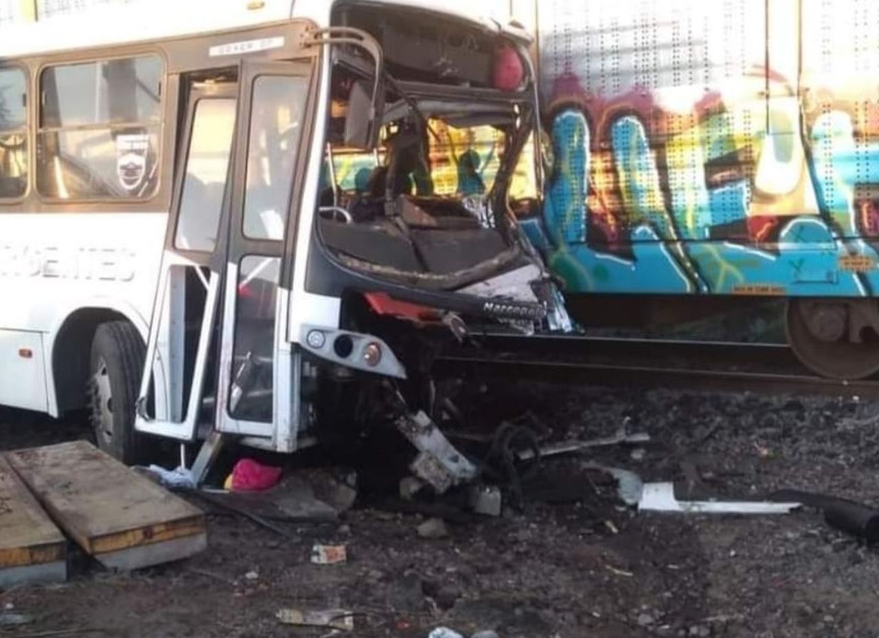 Tren, yolcu otobüsüne çarptı! 1 ölü, çok sayıda yaralı var 3