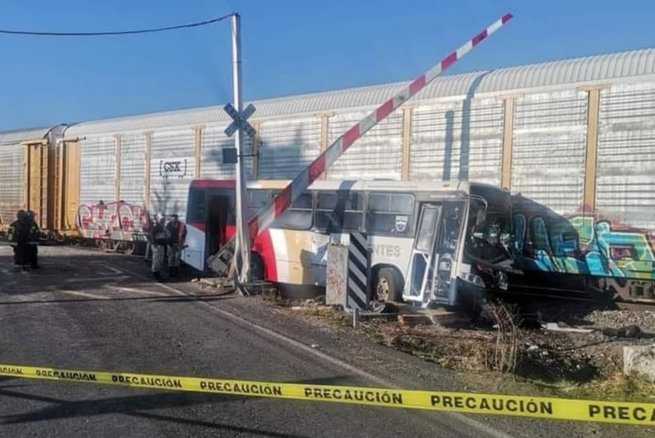 Tren, yolcu otobüsüne çarptı! 1 ölü, çok sayıda yaralı var 4