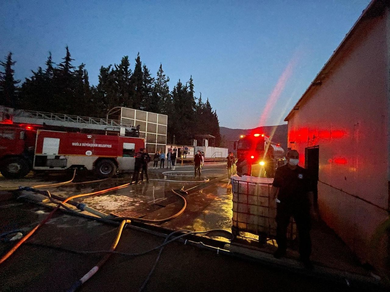 Kılıç Holding'in balık fabrikasında korkutan yangın 4
