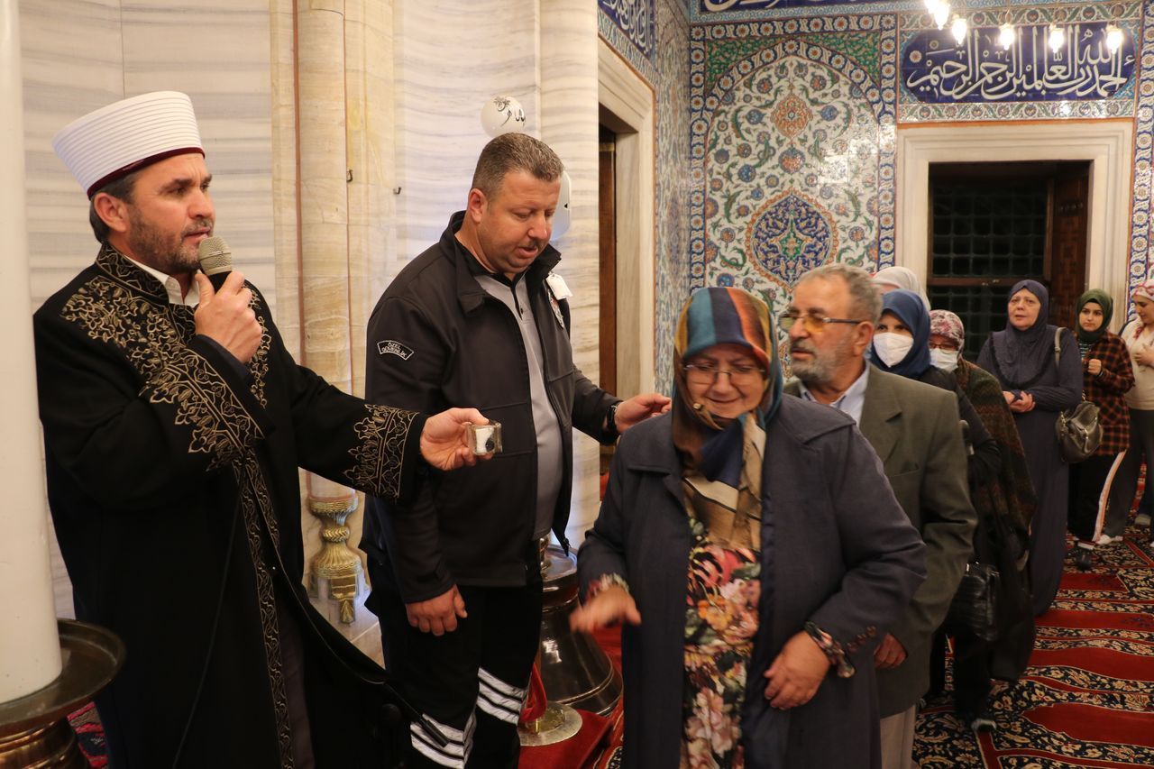 Peygamber Efendimizin Sakal-ı Şerif'ini görenler gözyaşlarına hakim olamadı 1