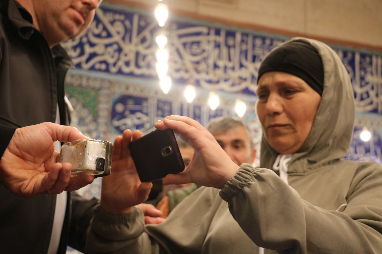Peygamber Efendimizin Sakal-ı Şerif'ini görenler gözyaşlarına hakim olamadı 4