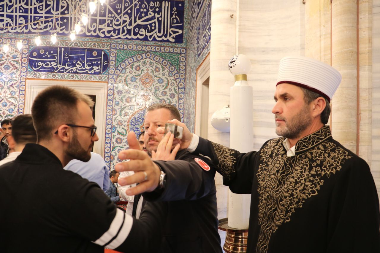 Peygamber Efendimizin Sakal-ı Şerif'ini görenler gözyaşlarına hakim olamadı 5