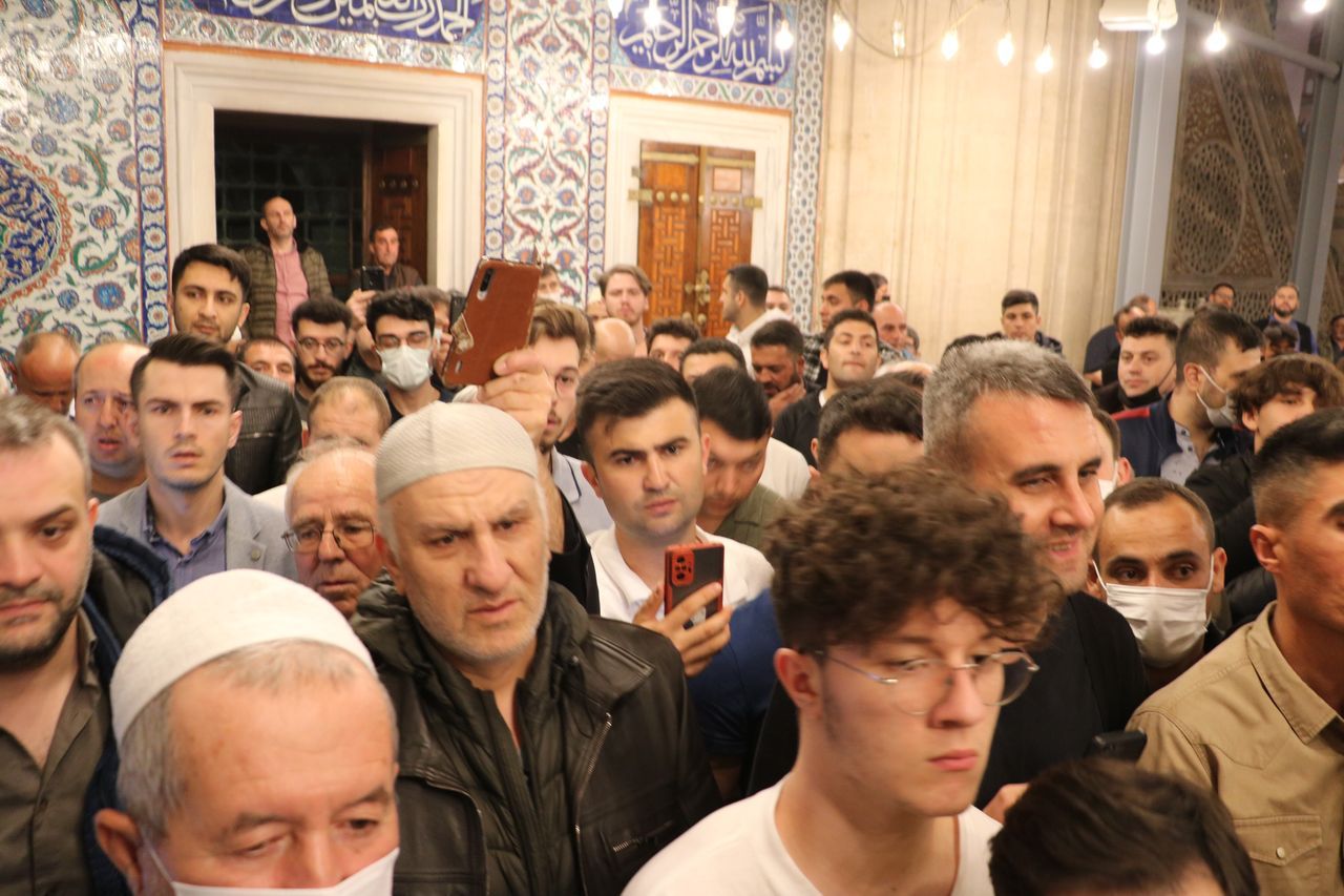 Peygamber Efendimizin Sakal-ı Şerif'ini görenler gözyaşlarına hakim olamadı 11