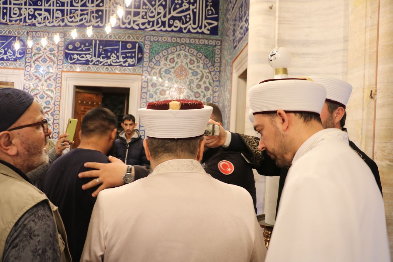 Peygamber Efendimizin Sakal-ı Şerif'ini görenler gözyaşlarına hakim olamadı 12