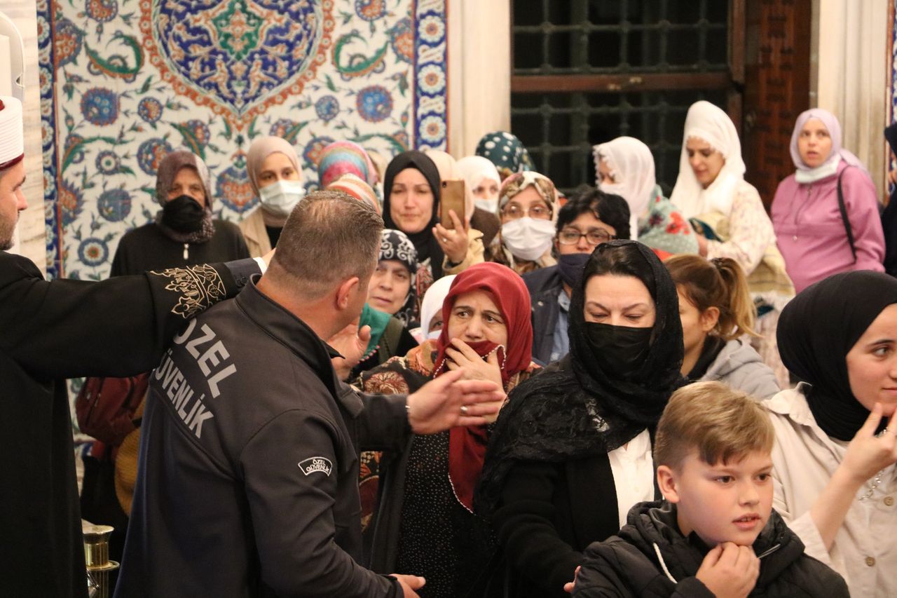 Peygamber Efendimizin Sakal-ı Şerif'ini görenler gözyaşlarına hakim olamadı 13