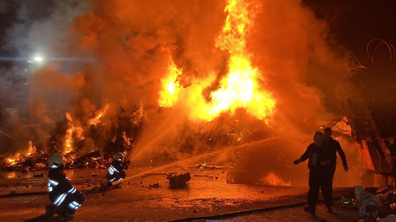 Konya'da alevli gece! Hurdacılar Sanayi Sitesi'nde yangın çıktı 1