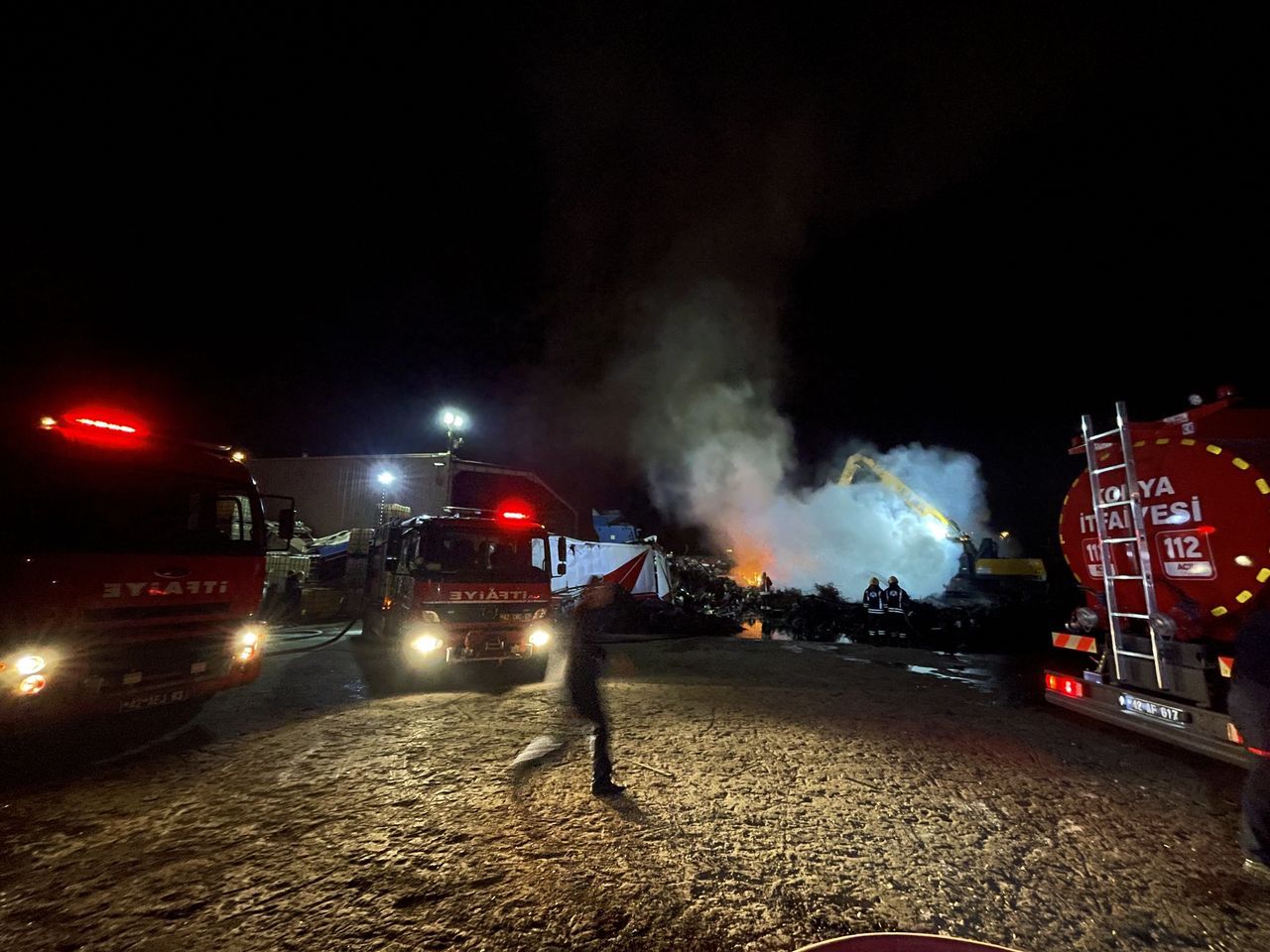 Konya'da alevli gece! Hurdacılar Sanayi Sitesi'nde yangın çıktı 3
