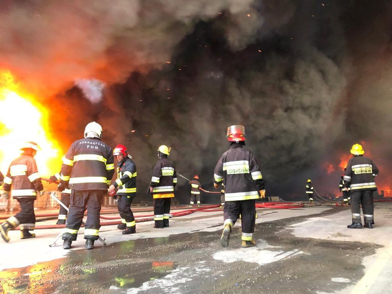 Bakü yakınlarında bir sanayi parkında yangın çıktı! 7
