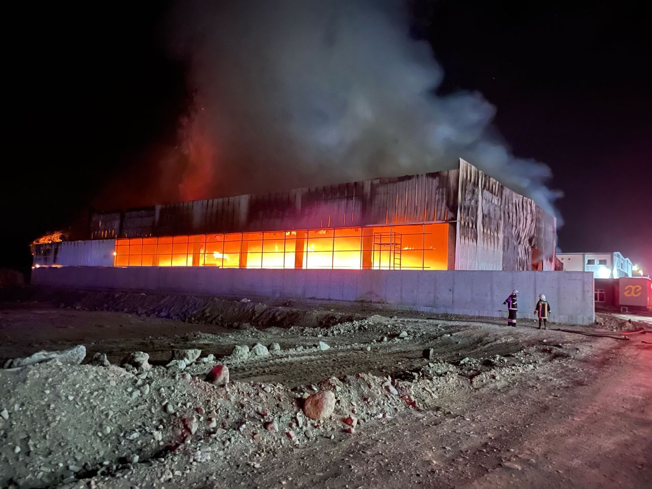 Isparta'da yapı firmasına ait depoda büyük yangın! 1