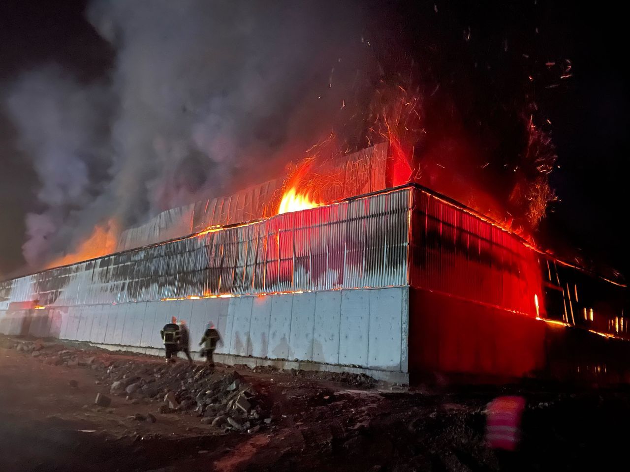Isparta'da yapı firmasına ait depoda büyük yangın! 4