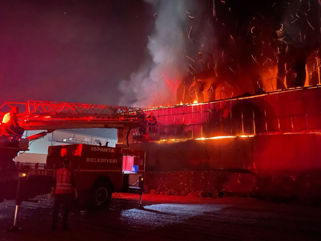 Isparta'da yapı firmasına ait depoda büyük yangın! 5