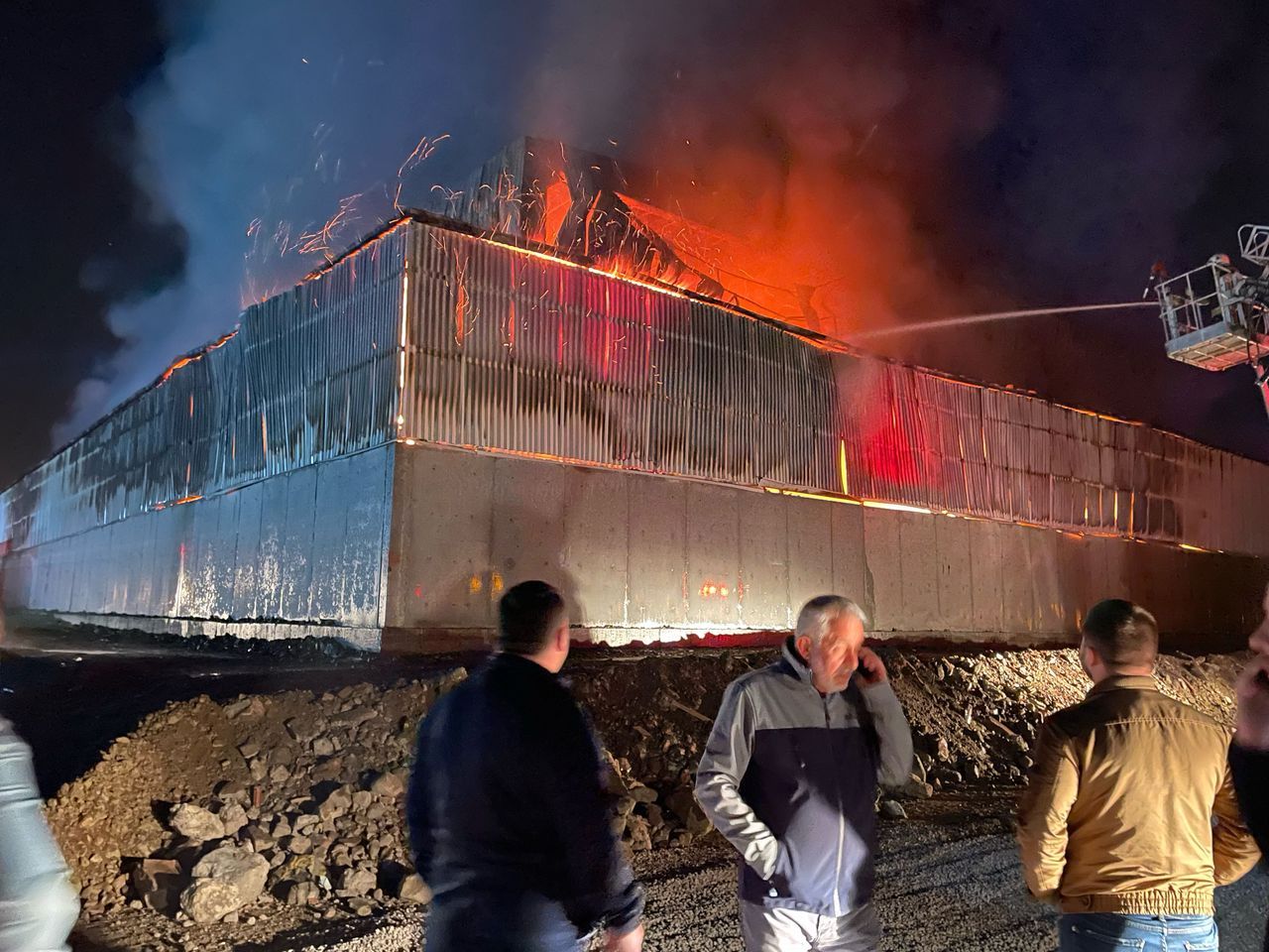 Isparta'da yapı firmasına ait depoda büyük yangın! 7
