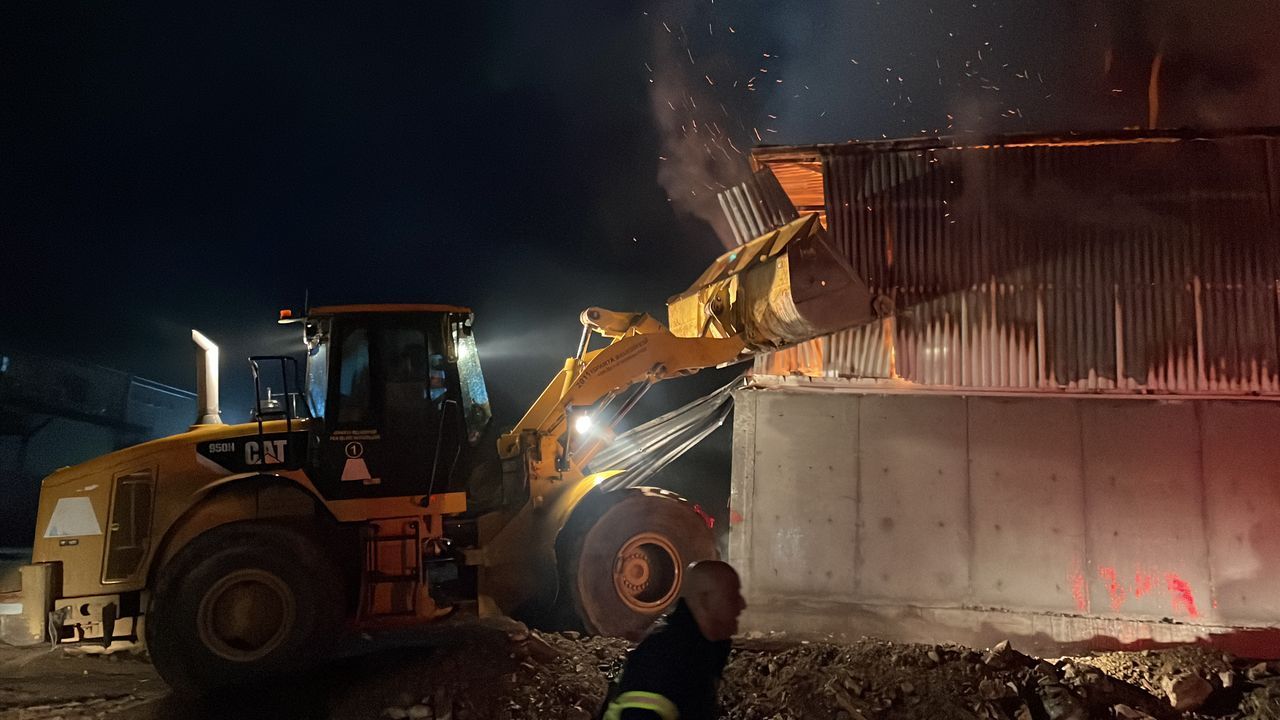 Isparta'da yapı firmasına ait depoda büyük yangın! 8