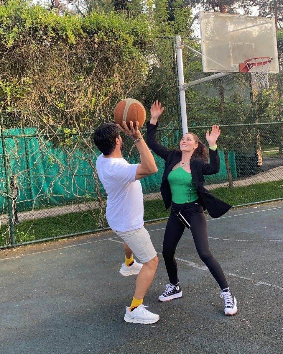 Alparslan Büyük Selçuklu'nun Güzel Başrolü Fahriye Evcen Eşi Burak Özçivit'le Basket Oynadı! 6