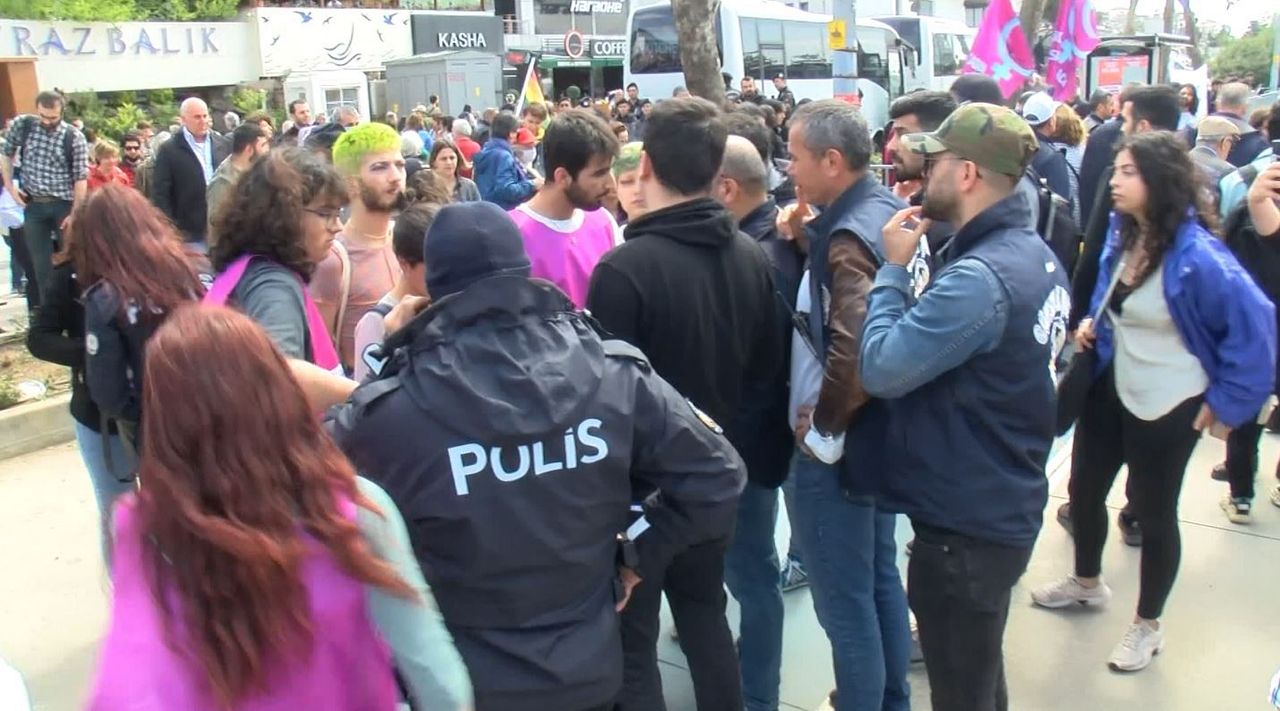 LGBTİ üyeleri, polislere zor anlar yaşattı: 1 Mayıs miting alanı girişinde gerginlik! 2